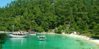 Θετική η αποτίμηση της φετινής τουριστικής σεζόν από την περιφέρεια