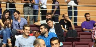 Ο Τσίπρας στην εξέδρα με τους νεολαίους του ΣΥΡΙΖΑ