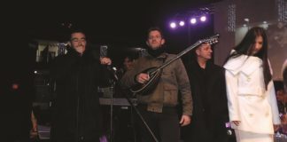 …η παρωδία που στήθηκε παραμονή Πρωτοχρονιάς στην Κεντρική πλατεία της Ξάνθης όπου συγκεντρώθηκαν μερικές δεκάδες άνθρωποι για ένα δήθεν πρόγραμμα που δεν κράτησε ούτε είκοσι λεπτά
