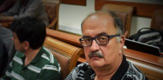 Κίνηση ΜΑΤ του Θανάση Ξυνίδη για το κολυμβητήριο