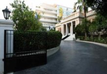 …η δημοσκοπική κατάρρευση της κυβέρνησης η οποία θα πρέπει επιτέλους να κρούσει τον κώδωνα του κινδύνου στο Μαξίμου