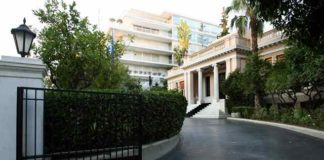 …η δημοσκοπική κατάρρευση της κυβέρνησης η οποία θα πρέπει επιτέλους να κρούσει τον κώδωνα του κινδύνου στο Μαξίμου