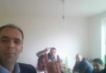 Στην επιτροπή δεοντολογίας της νομαρχιακής του ΠΑΣΟΚ ο περιφερειακός σύμβουλος που σχημάτιζε το σήμα των γκρίζων λύκων