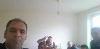 Στην επιτροπή δεοντολογίας της νομαρχιακής του ΠΑΣΟΚ ο περιφερειακός σύμβουλος που σχημάτιζε το σήμα των γκρίζων λύκων