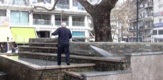 Σε καθαρισμού του σιντριβανιού της κεντρικής πλατείας προχώρησε η υπηρεσία πρασίνου