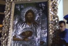 Πλήθος πιστών στην περιφορά της εικόνας του πολιούχου αγίου της Ξάνθης
