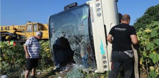 ΔΡΑΜΑ: Ανατράπηκε λεωφορείο των ΚΤΕΛ ευτυχώς μόνο με ελαφρά τραυματίες