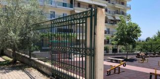 Οκτάχρονος τραυματίστηκε όταν έπεσε πάνω του η σιδερένια πόρτα στην παιδική χαρά της κυψέλης – σταθερή η κατάσταση του
