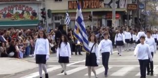 Καθυστέρησε η έναρξη της παρέλασης γιατί ο δήμος «ξέχασε» πως δεν διαθέτει φιλαρμονική