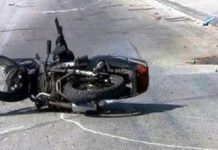 Τροχαίο ατύχημα στο παζάρι Ξάνθης το μεσημέρι της πέμπτης όταν μηχανάκι καρφώθηκε πίσω από αυτοκίνητο