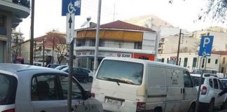 Σταθμευμένα αυτοκίνητα της ΔΕΥΑΞ σε ράμπα και θέση παρκινγκ ΑΜΕΑ