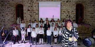 Τα παιδιά τραγούδησαν με τις μελωδικές τους φωνές και προκάλεσαν συναισθήματα συγκίνησης και χαράς στην Γενισεα το βράδυ του Σαββάτου