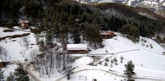 Το δασικό χωριό «ντύθηκε» στα λευκά και η φύση κατάφερε να στολίσει το τοπίο με το δικό της μοναδικό τρόπο