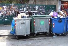 Η Ράμπα του πεζοδρομίου για τα ΑΜΕΑ έχει εξαφανιστεί κάτω από ένα τεράστιο κάδο απορριμμάτων στην Παναγή Τσαλδάρη