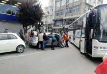 Αγανακτισμένοι οδηγοί σήκωσαν στα χέρια και μετακίνησαν παρκαρισμένο αυτοκίνητο στην κεντρική πλατεία διότι εμπόδιζε την κυκλοφορία