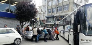 Αγανακτισμένοι οδηγοί σήκωσαν στα χέρια και μετακίνησαν παρκαρισμένο αυτοκίνητο στην κεντρική πλατεία διότι εμπόδιζε την κυκλοφορία
