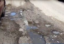 Δυσοσμία και απόνερα σε μια σειρά από λακκούβες συνθέτουν το σκηνικό του δρόμου επί της οδού Αθανασίου Διάκου