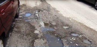 Δυσοσμία και απόνερα σε μια σειρά από λακκούβες συνθέτουν το σκηνικό του δρόμου επί της οδού Αθανασίου Διάκου