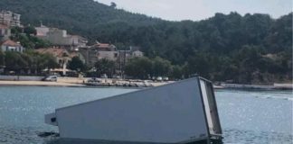Φορτηγό έπεσε στη θάλασσα στο λιμάνι των λιμεναριων Θάσου