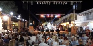 Ο Κώστας Μακεδόνας ταξιδέψε μουσικά το κοινό του στα πλαίσια των δημοκρίτειων 2019