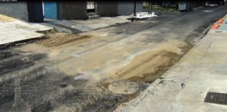 Πριν «στεγνώσει» η άσφαλτος επί της Αθανασίου Διάκου ο δρόμος γέμισε με μπαλώματα λογω βλάβης αγωγού