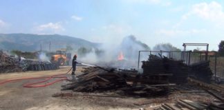 Το πρωί της πέμπτης εκδηλώθηκε πυρκαγιά στον ακάλυπτο αυλειο χώρο του εγκαταλελειμμένου εργοστάσιου Μοσκώφ