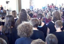Στα δωμάτια που έζησε ο Μάνος Χατζιδάκις περιηγήθηκαν την ημέρα των γενεθλίων του μαθητές και πολίτες