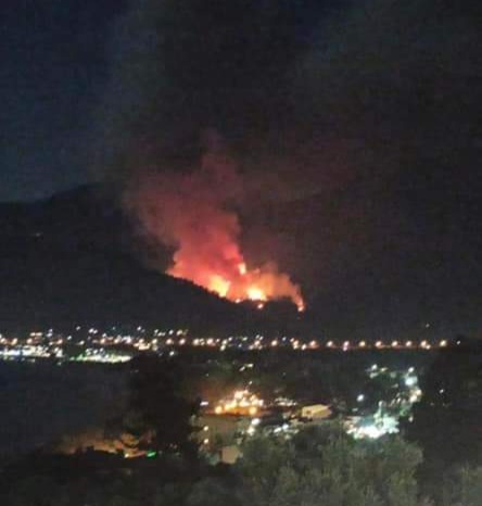 Αναζωπύρωση στη Σκάλα Ποταμιάς. Πλησιάζει τον οικισμό η πυρκαγιά