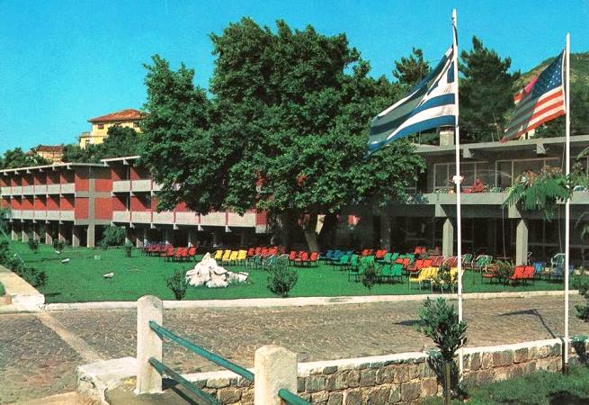 O Θεοδωράκης και καλλιτέχνες στο παλιό “Ξενία”