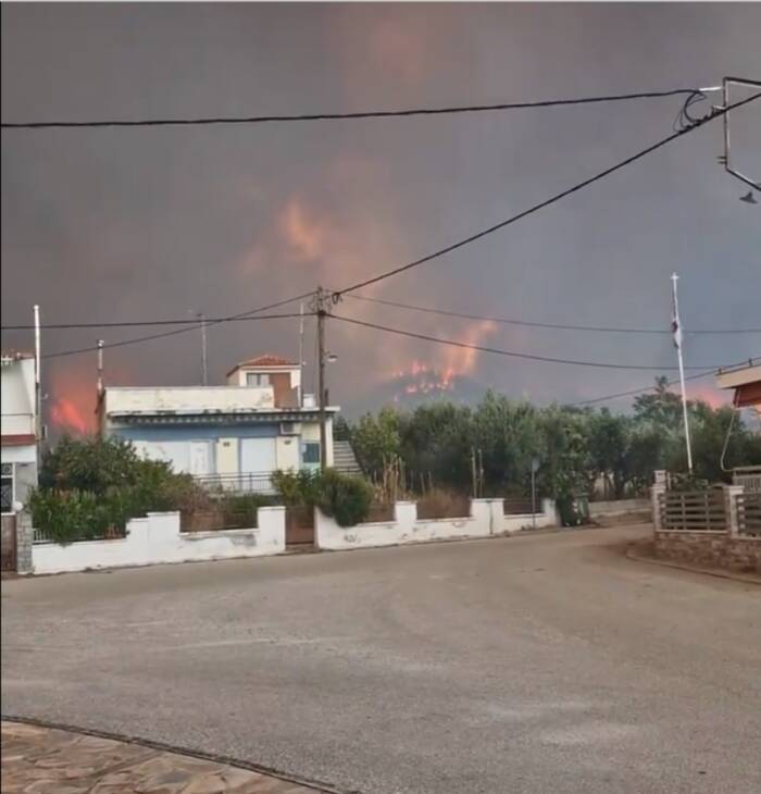 Καίγονται σπίτια στο Σώστη Ροδόπης. Συγκλονιστικά βίντεο των κατοίκων: “Βοήθεια, καιγόμαστε” !