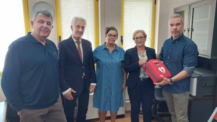 Δωρεά απινιδωτή στο 3ο ΓΕΛ Ξάνθης από τον Σταύρο Χατζηγρηγορίου