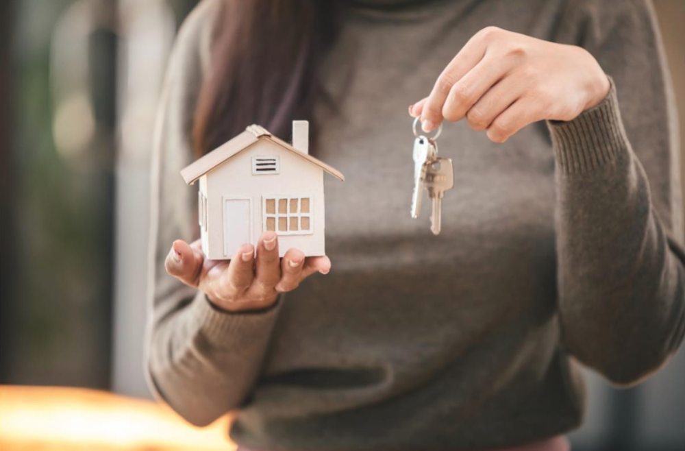 Θέλετε να πουλήσετε το ακίνητό σας αλλά δεν γνωρίζετε από πού να ξεκινήσετε; Αυτός ο οδηγός θα σας βοηθήσει να κάνετε τα σωστά βήματα.